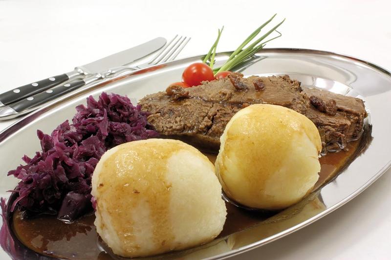 Braten, Rotkraut, Klöße