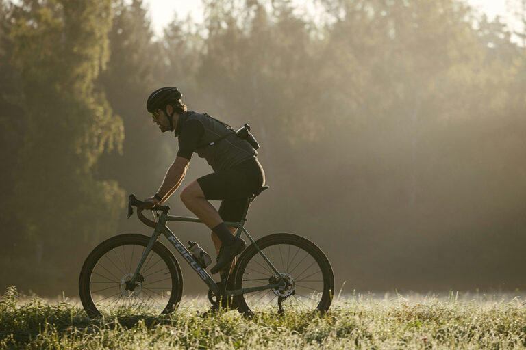 Gravelbiker in Morgenstimmung