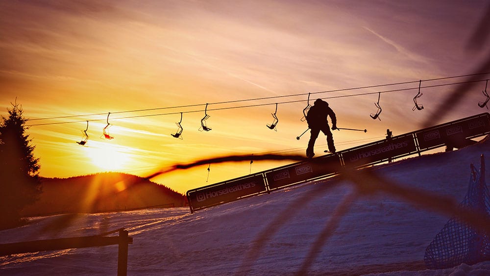 Skilift im Sonnenaufgang